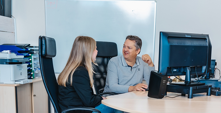 Medewerker van Hademax in gesprek met klant over het ontwikkelingsproces van websites