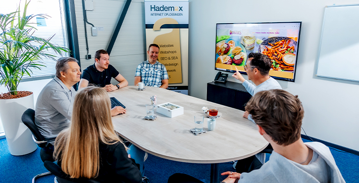 Hademax klantenvergadering met website presentatie op televisie